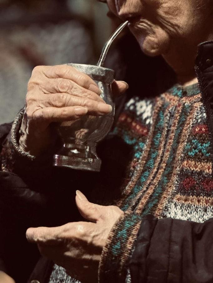 Las manos del tiempo, en el mate de la memoria