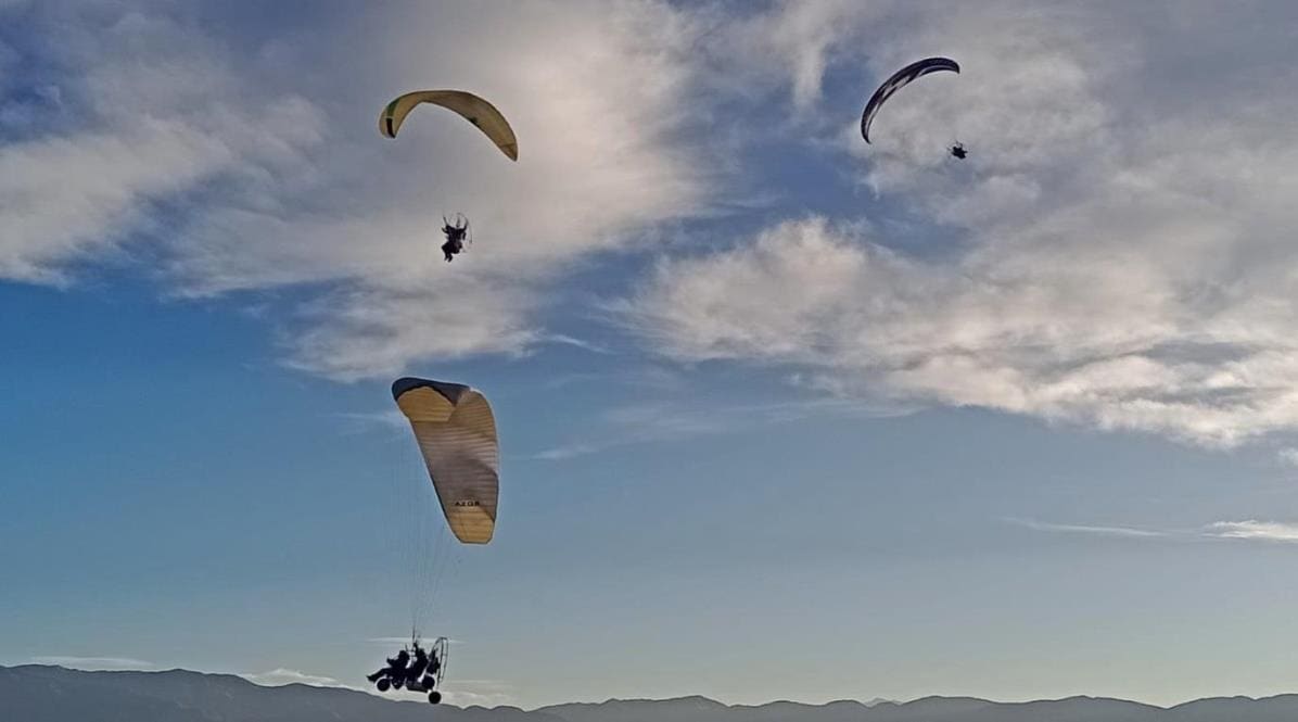 Tres águilas en el cielo