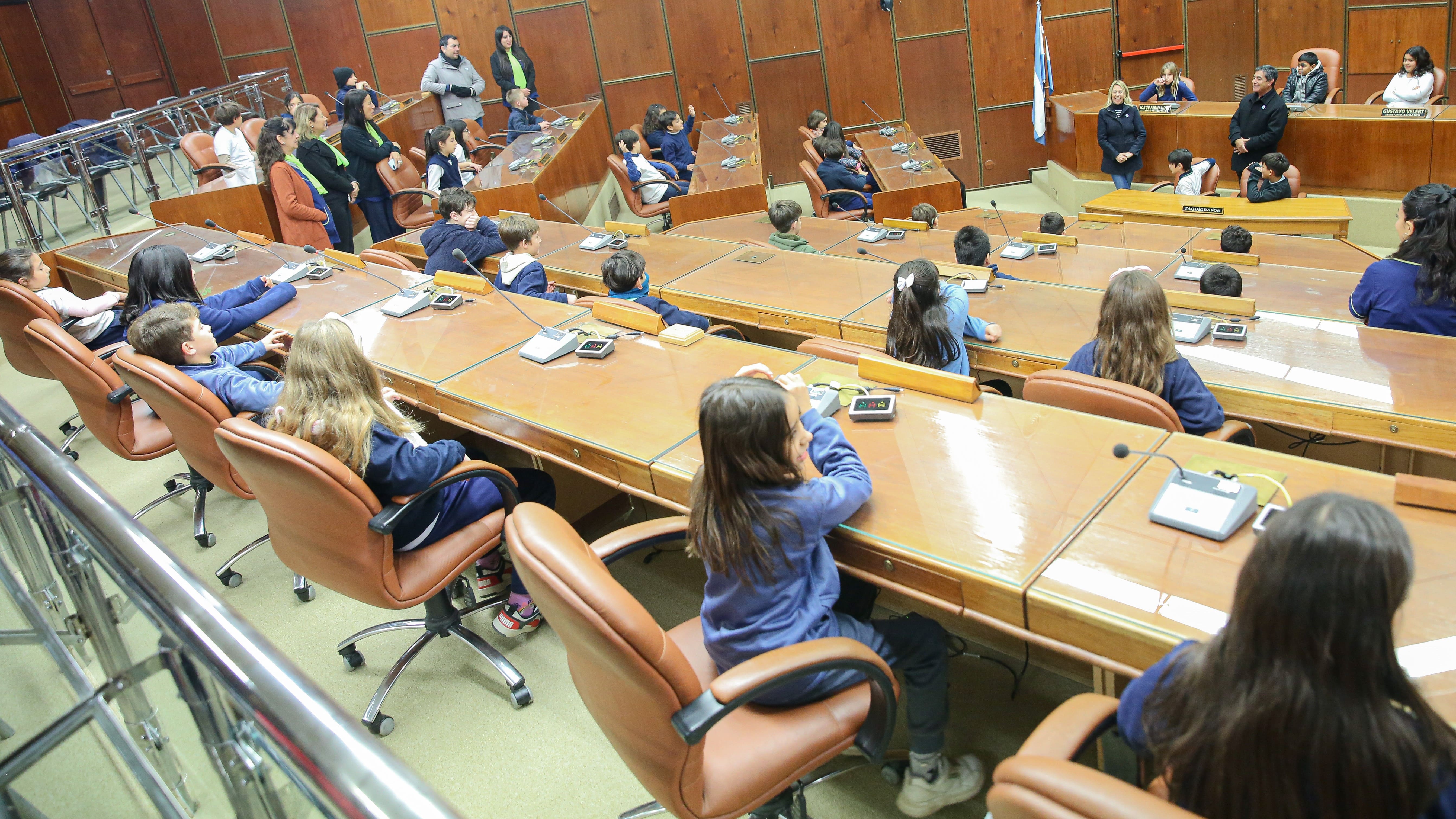 Visita de alumnos de Rivadavia a la Legislatura Provincial