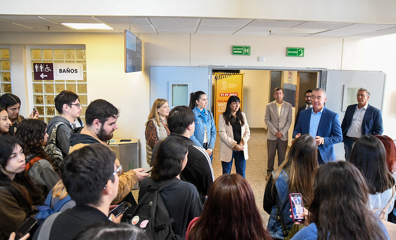 El vicegobernador saludó a estudiantes universitarios
