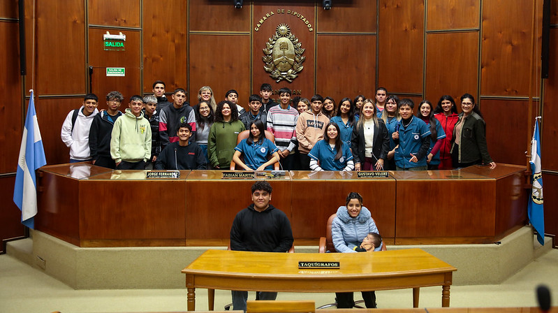 La escuela E.P.E.T. N° 6 realizó una visita por la Legislatura