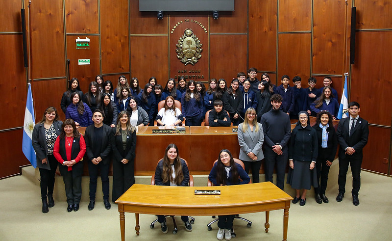 Legisladores recibieron a estudiantes del colegio El Tránsito