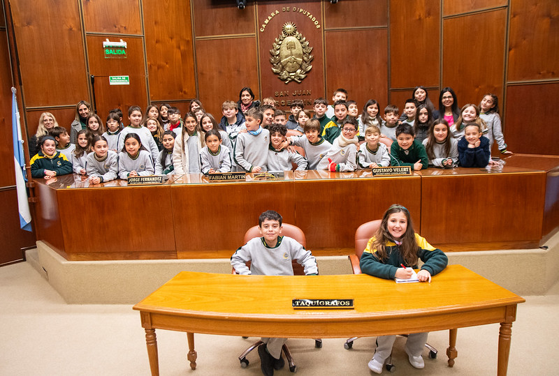El colegio Los Olivos visitó la Legislatura 