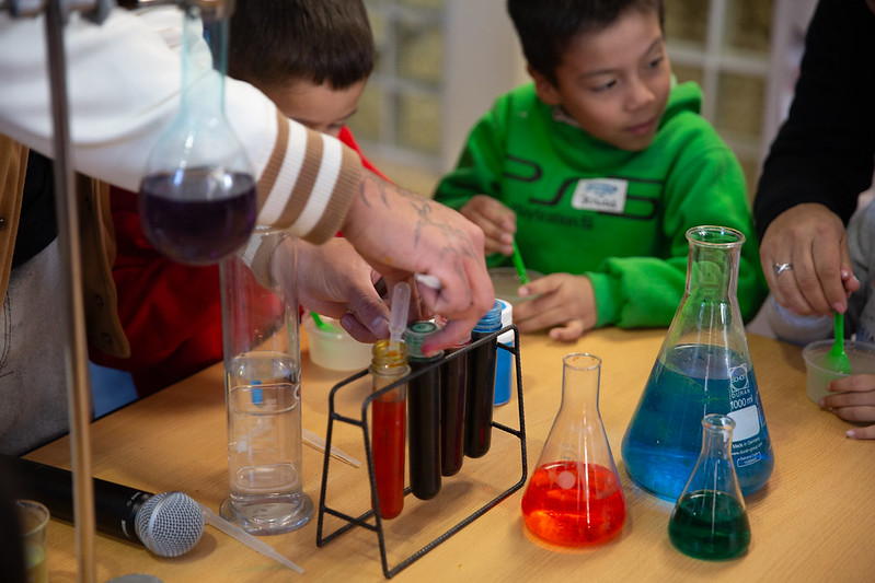 Ciencia y diversión con slime en la Legislatura