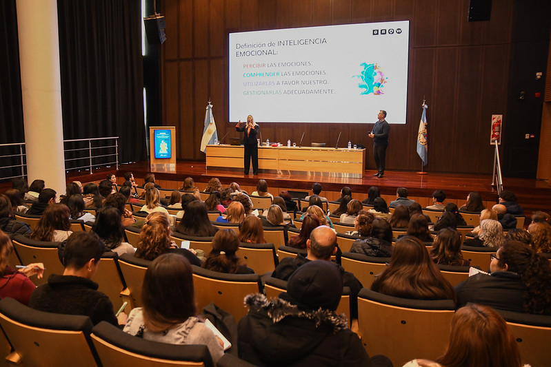 Docentes participan en el Ciclo de Educación Emocional en la Legislatura