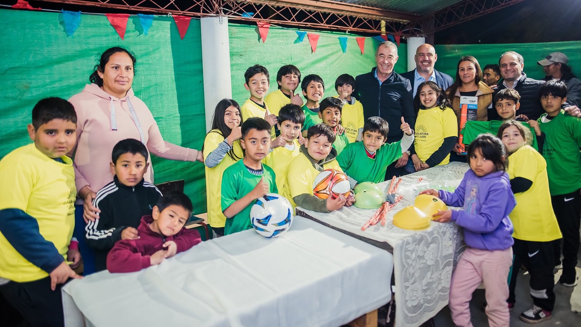 Entrega de elementos e indumentaria a instituciones deportivas vallistas