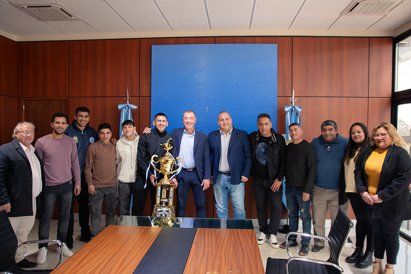  Saludos protocolares con los campeones de la Copa País