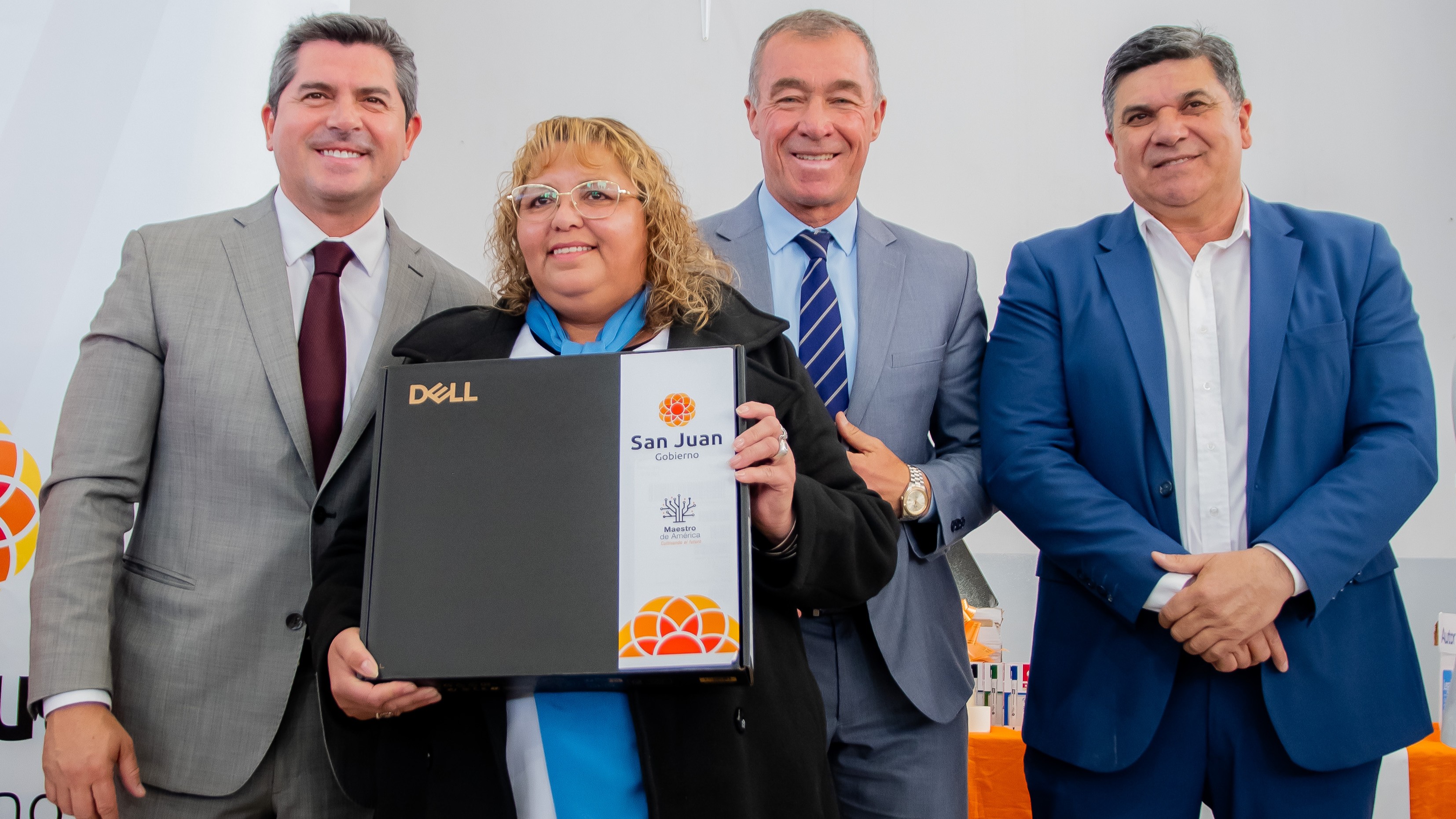 Entrega de notebooks a docentes en Sarmiento