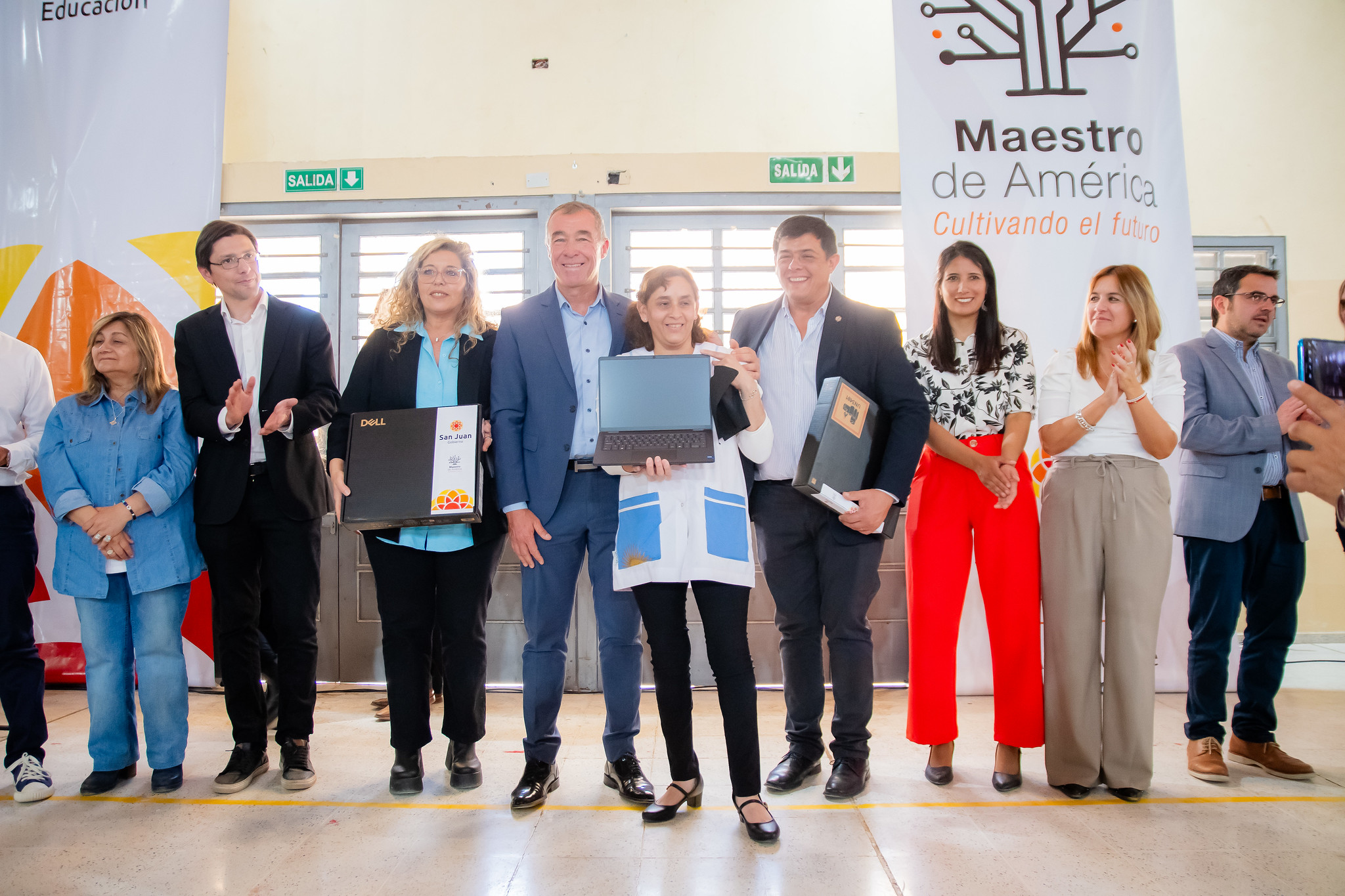 Docentes de Jáchal e Iglesia recibieron computadoras