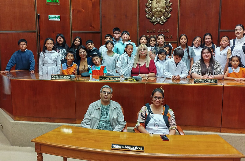 Dos escuelas recorrieron el edificio histórico de la Legislatura