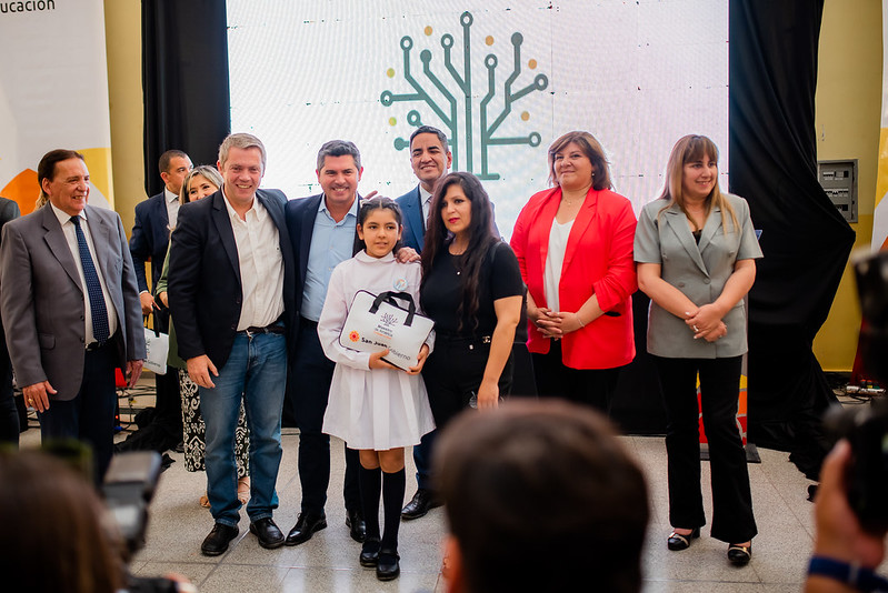 Diputados participaron en la entrega de computadoras educativas en Albardón