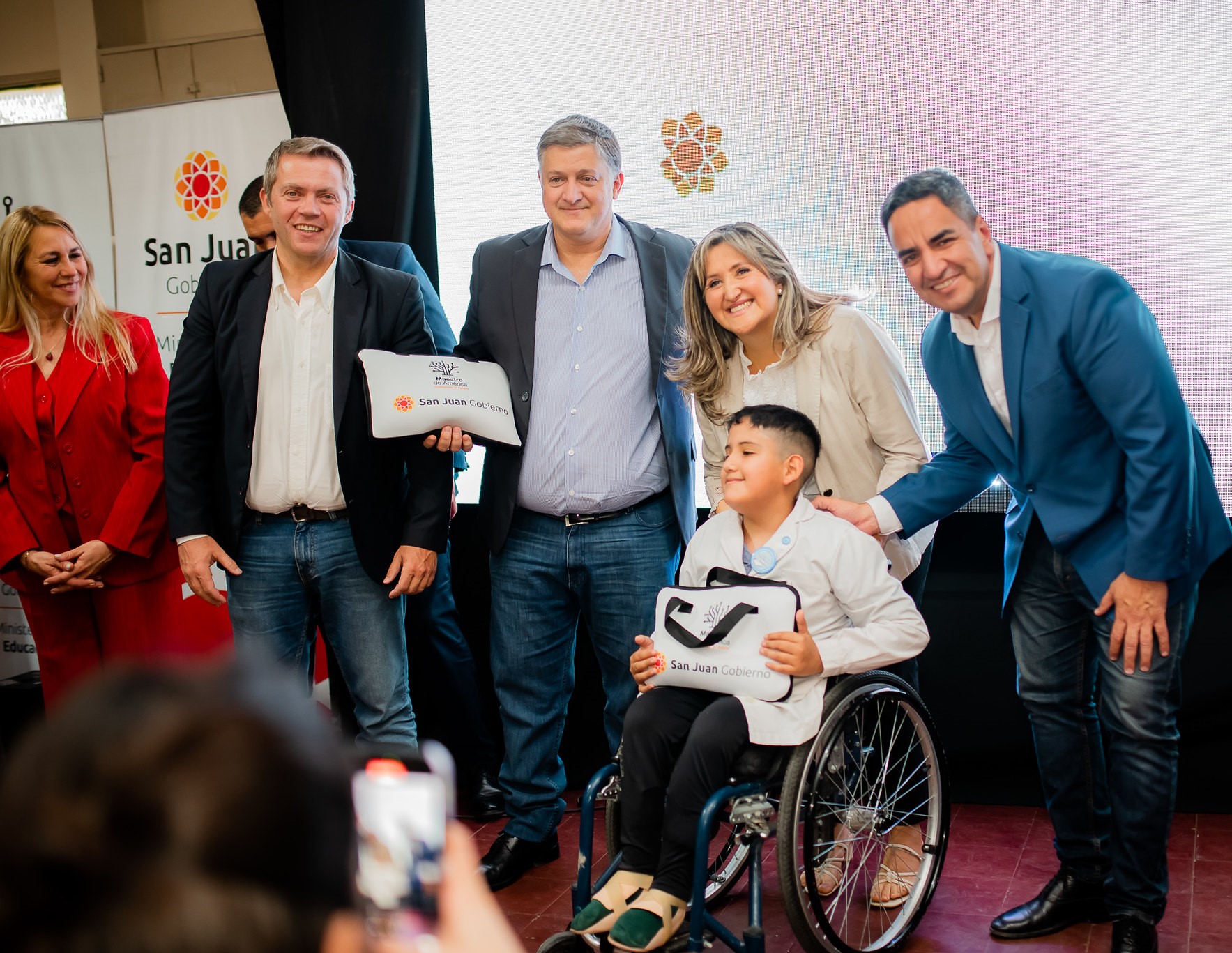 Entrega de Computadoras del Programa “Maestro de América” en 25 de Mayo