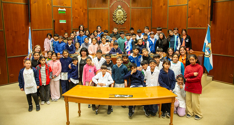 La escuela Ernestina Echegaray de Andino presente en la Legislatura