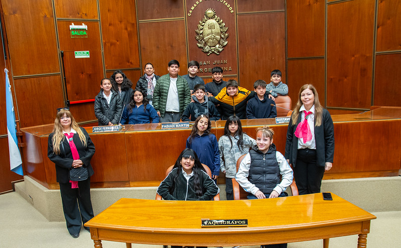Estudiantes del Colegio Ignacio de la Roza recorrieron la Cámara de Diputados