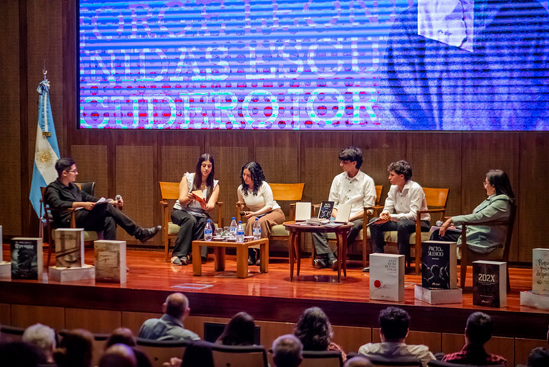 En una jornada que combinó la presencialidad con la conectividad internacional, la Cámara de Diputados de San Juan llevó a cabo la presentación de los libros ganadores de la edición 2025 del tradicional concurso literario "San Juan Escribe". El encuentro reunió a autores, familiares, comunidad académica y público general en una celebración de las letras locales.