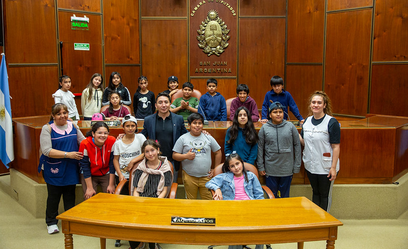 Una escuela caucetera visitó la Legislatura