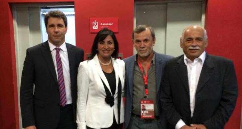 El Dr. Sergio Uñac junto a la intendenta  Hanne Utreras y demás autoridades en el partido de fútbol amistoso desarrollado en Chile.