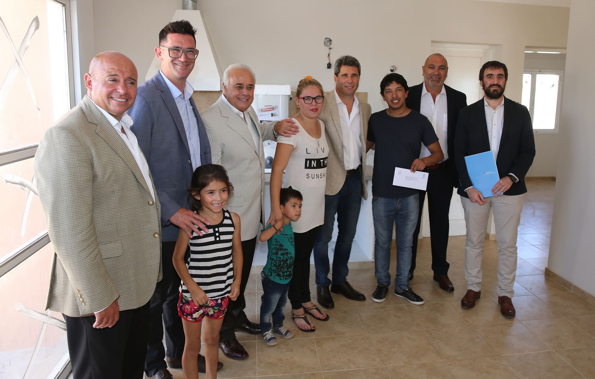 El vicegobernador Marcelo Lima presente en la entrega de viviendas del Barrio Valle Grande, departamento Rawson. 