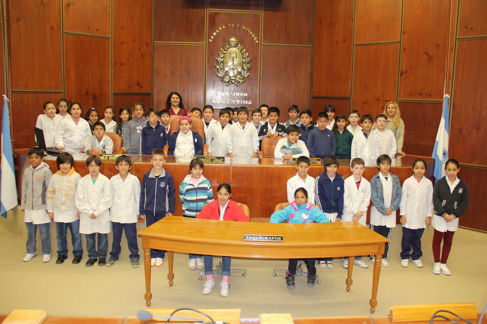 Un grupo de alumnos de la Escuela General Mosconi visitó la Legislatura provincial.