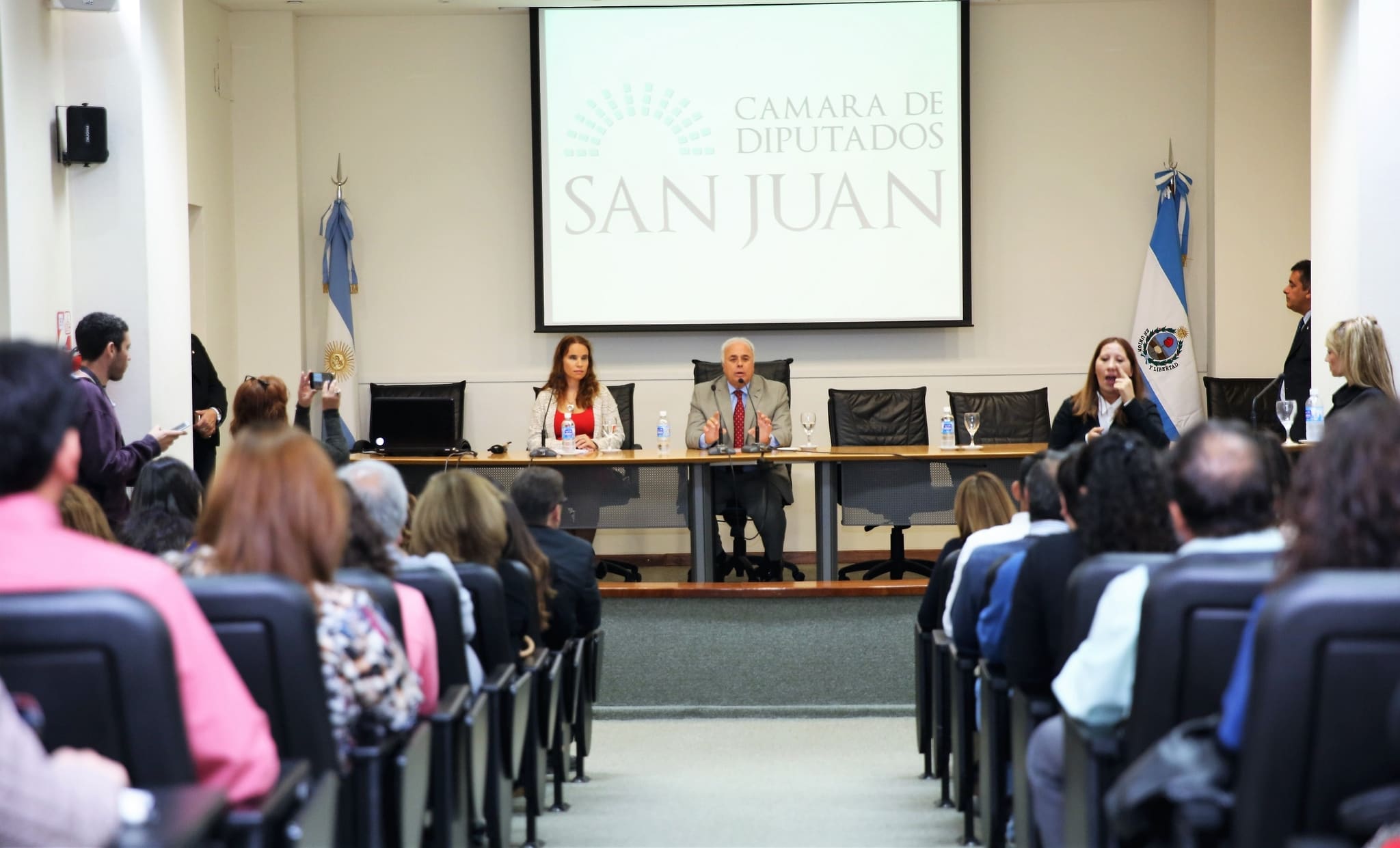 El vicegobernador Marcelo Lima junto a la disertante Verónica González Bonet en la apertura de la jornada “Discapacidad: un desafío en la actualidad”.