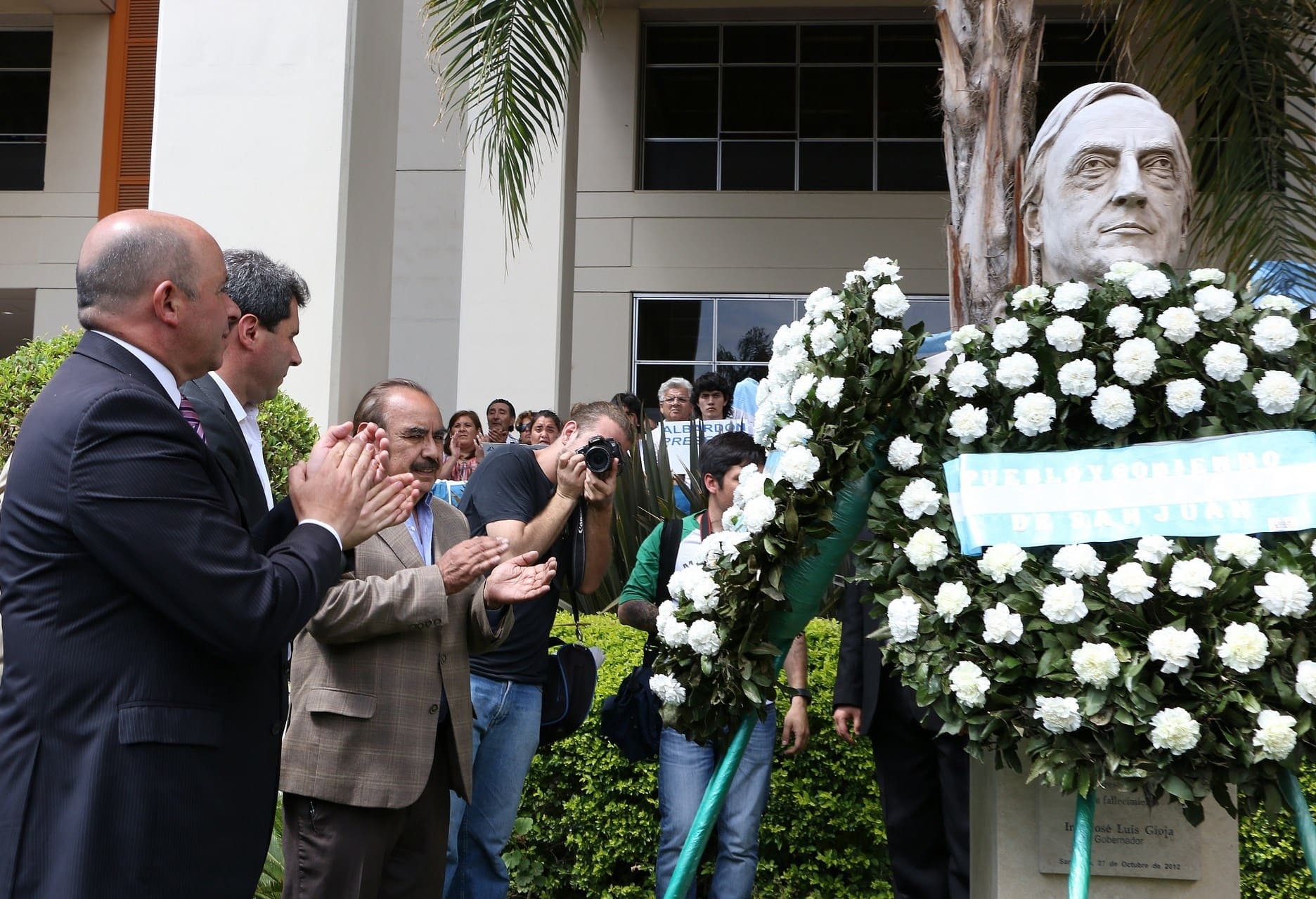 El vicegobernador Sergio Uñac junto a los legisladores Pablo García Nieto y Pedro Mallea, en la colocación de ofrendas en el busto que perpetúa la memoria de Néstor Kirchner. 