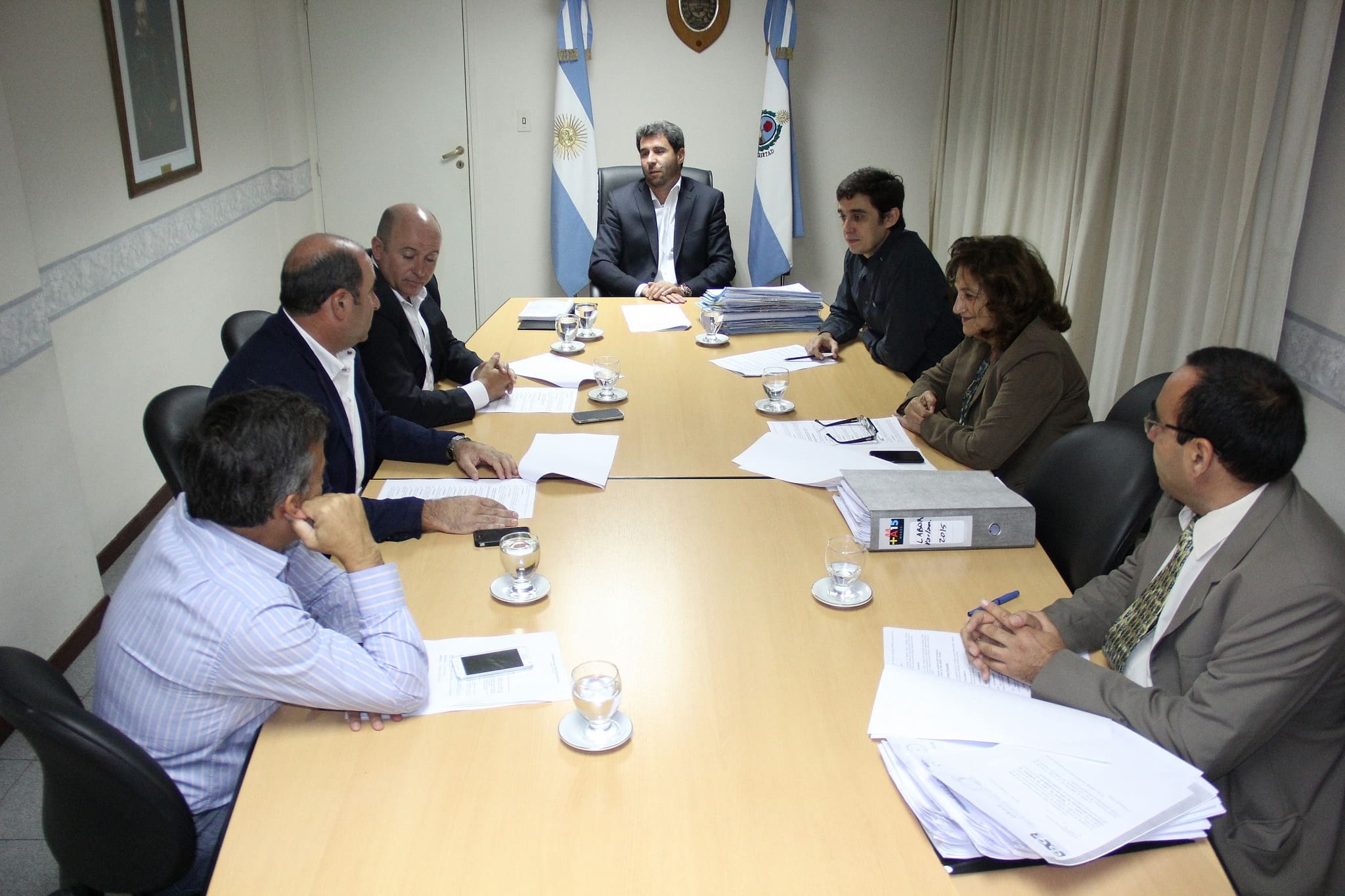 El vicegobernador Sergio Uñac, junto al secretario Legislativo, Emilio Baistrocchi, y diputados provinciales reunidos en la Comisión Permanente. 