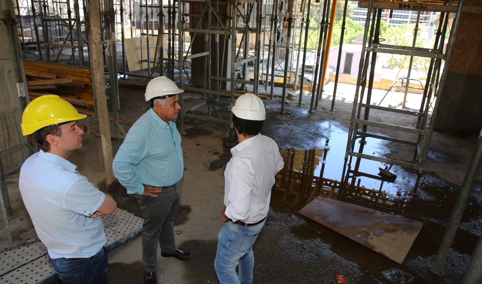 El vicegobernador Marcelo Lima y el secretario Administrativo, Juan Sánchez, de visita por la obra en construcción del edificio Anexo de la Cámara de Diputados. 