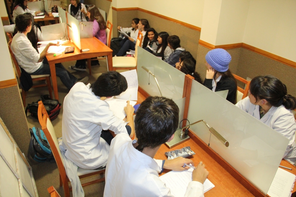 Estudiantes del Colegio Central Universitario presentes en la Sala Silenciosa de la Biblioteca "Sarmiento Legislador".