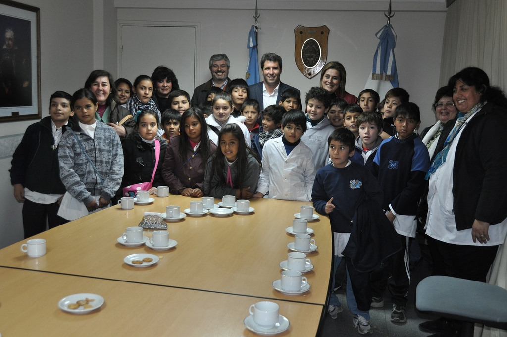 El Dr. Sergio Uñac, junto a representantes del departamento Pocito, recibieron a alumnos y docentes.