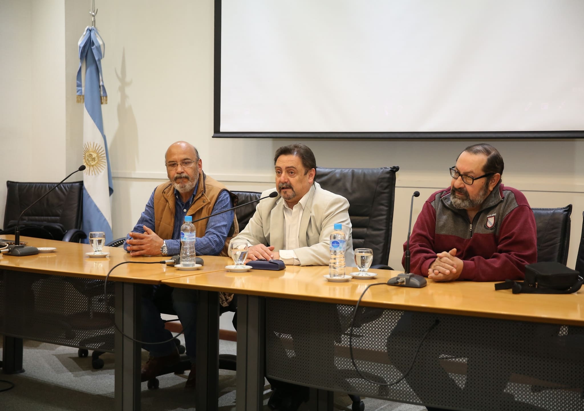 El secretario Legislativo, Mario Herrero junto al decano Raúl García y el profesor Eduardo Peñafort en la presentación del documental “Víctor Correa, el panadero de la bicicleta”- año 2018. 