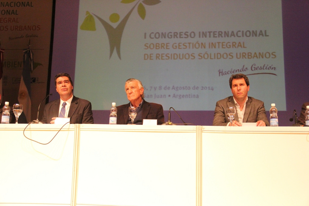 El Dr. Uñac, junto al gobernador José Luis Gioja y el jefe de Gabinete, Jorge Capitanich, en el cierre del congreso sobre Gestión Integral de Residuos Sólidos Urbanos.