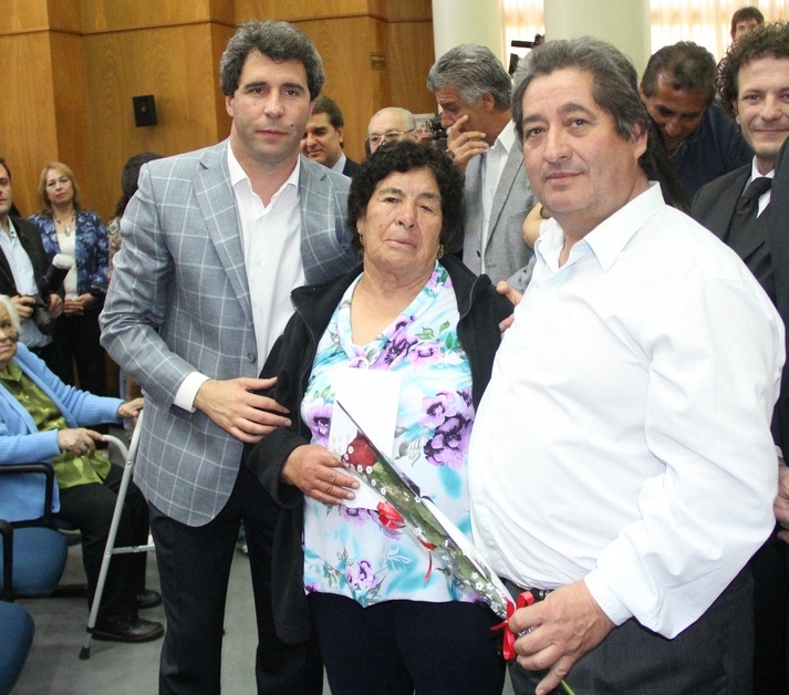 El vicegobernador, Sergio Uñac y el diputado Mario Romero junto a una de las jubiladas beneficiadas. 