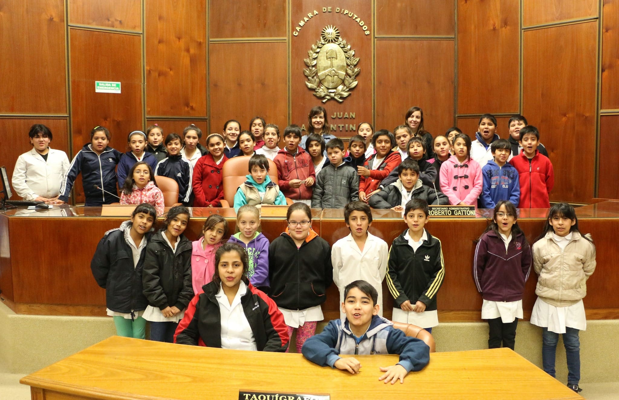 Alumnos y docentes de cuarto grado de la escuela "Eugania Belin Sarmiento" presentes en el edificio Legislativo. 