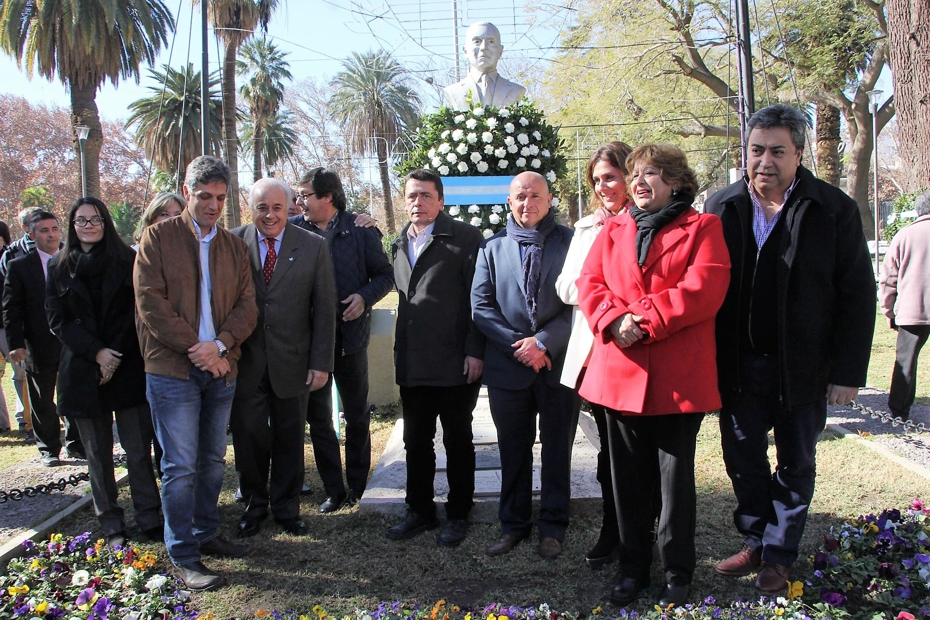 El vicegobernador Marcelo Lima junto a una delegación de diputados provinciales en la colocación de ofrendas florales ante el busto del General Perón. 