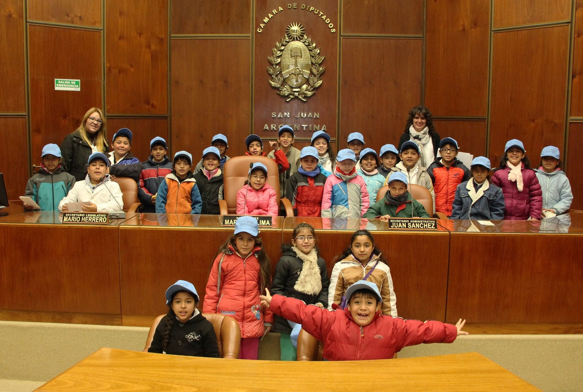 Alumnos y docentes de la escuela "Pedro de Márquez" presentes en la Legislatura provincial. 