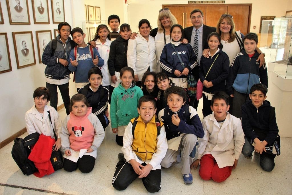 Alumnos y docentes de la Escuela "República del Uruguay", de Chimbas junto al diputado Andrés Chanampa