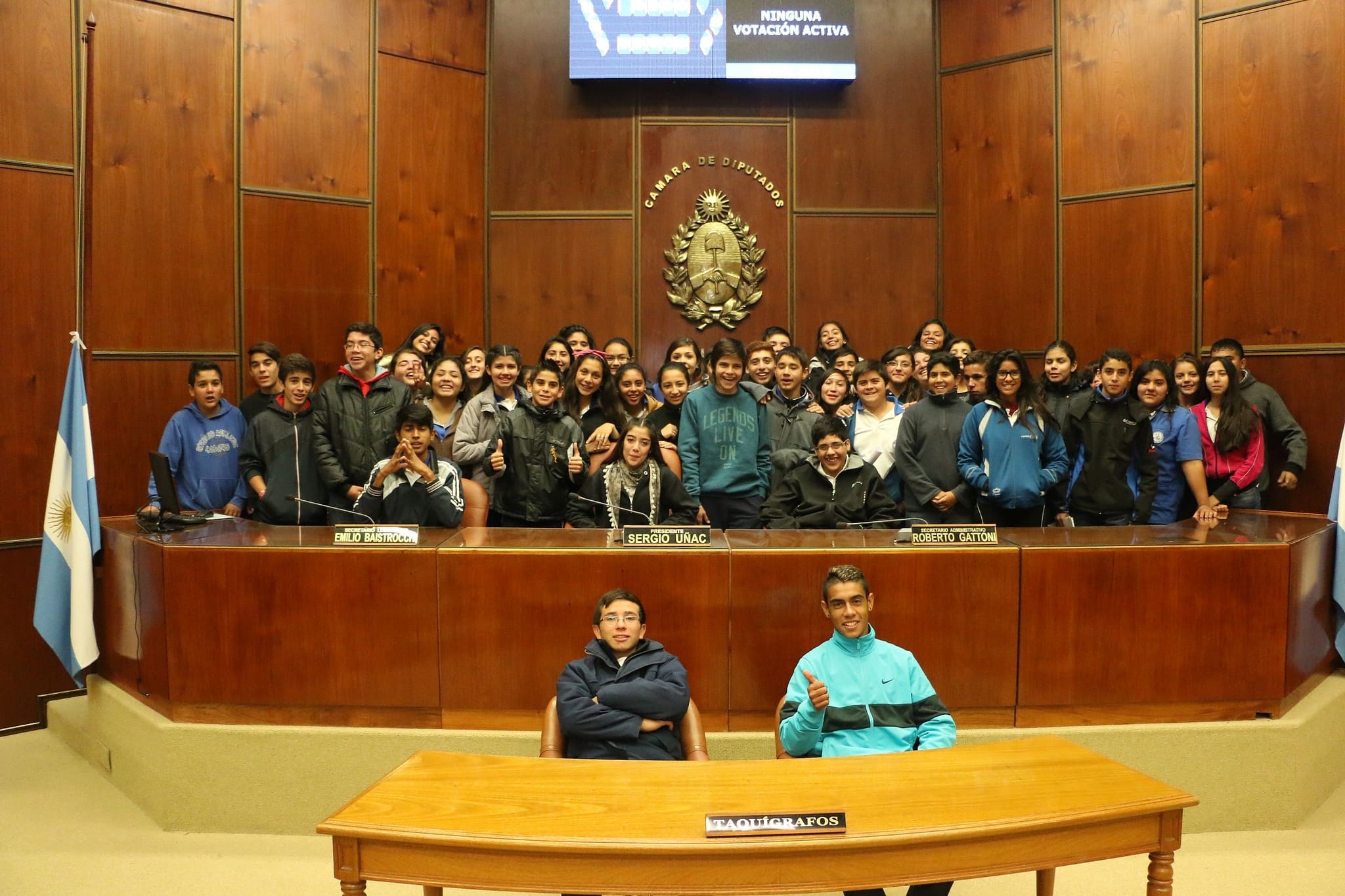 Alumnos y docentes del Colegio Parroquial San Juan Bosco presentes en la Legislatura. 