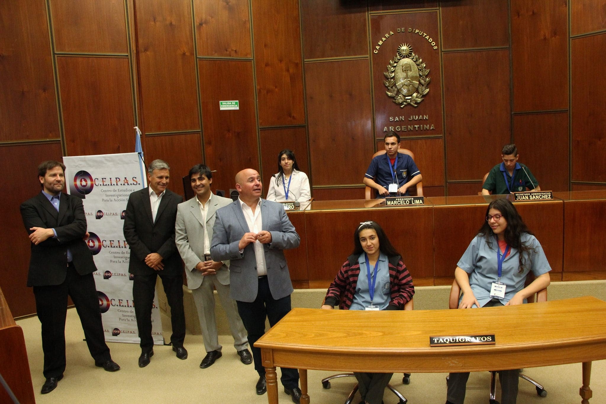 El diputado Pablo García Nieto en el recinto de sesiones junto a estudiantes de diferentes escuelas de Rawson. 