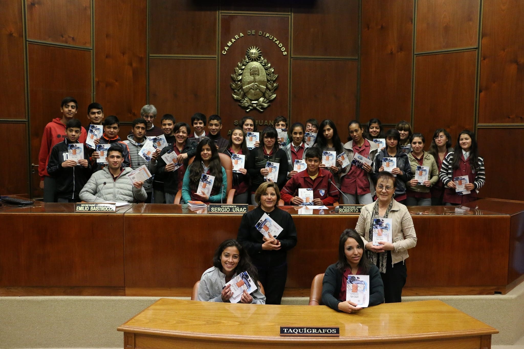 Alumnos y docentes del colegio "Augusto Pulenta", departamento San Martín, presentes en la Legislatura provincial. 