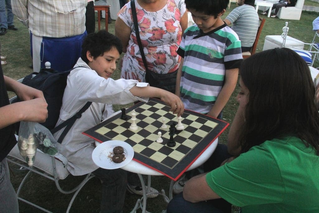 Alumnos disfrutaron de una tarde de ajedrez en la Plaza Centenario