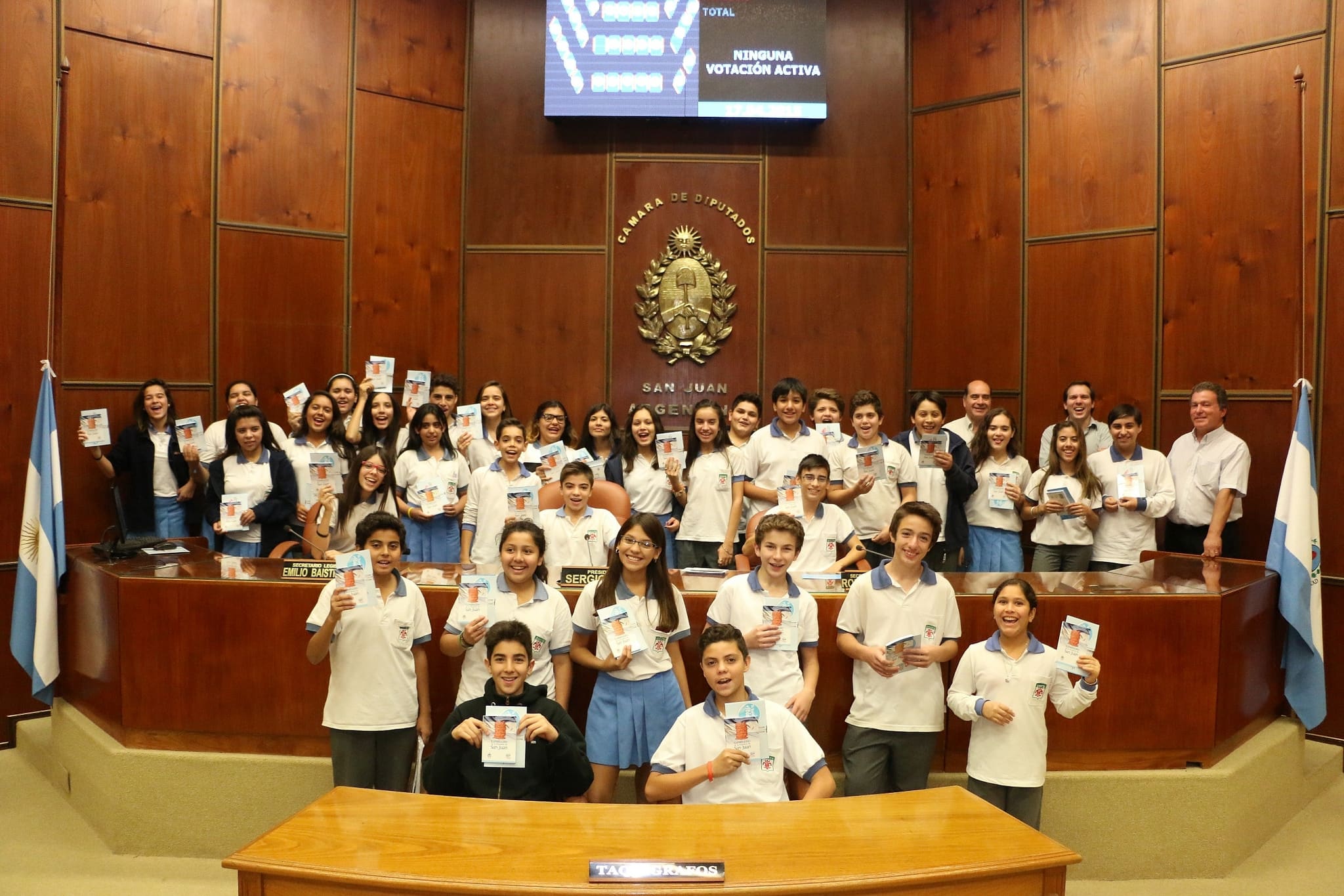 Alumnos y docentes recibieron Constituciones de la Provincia de San Juan, editadas por el Fondo Editorial de la Cámara de Diputados.