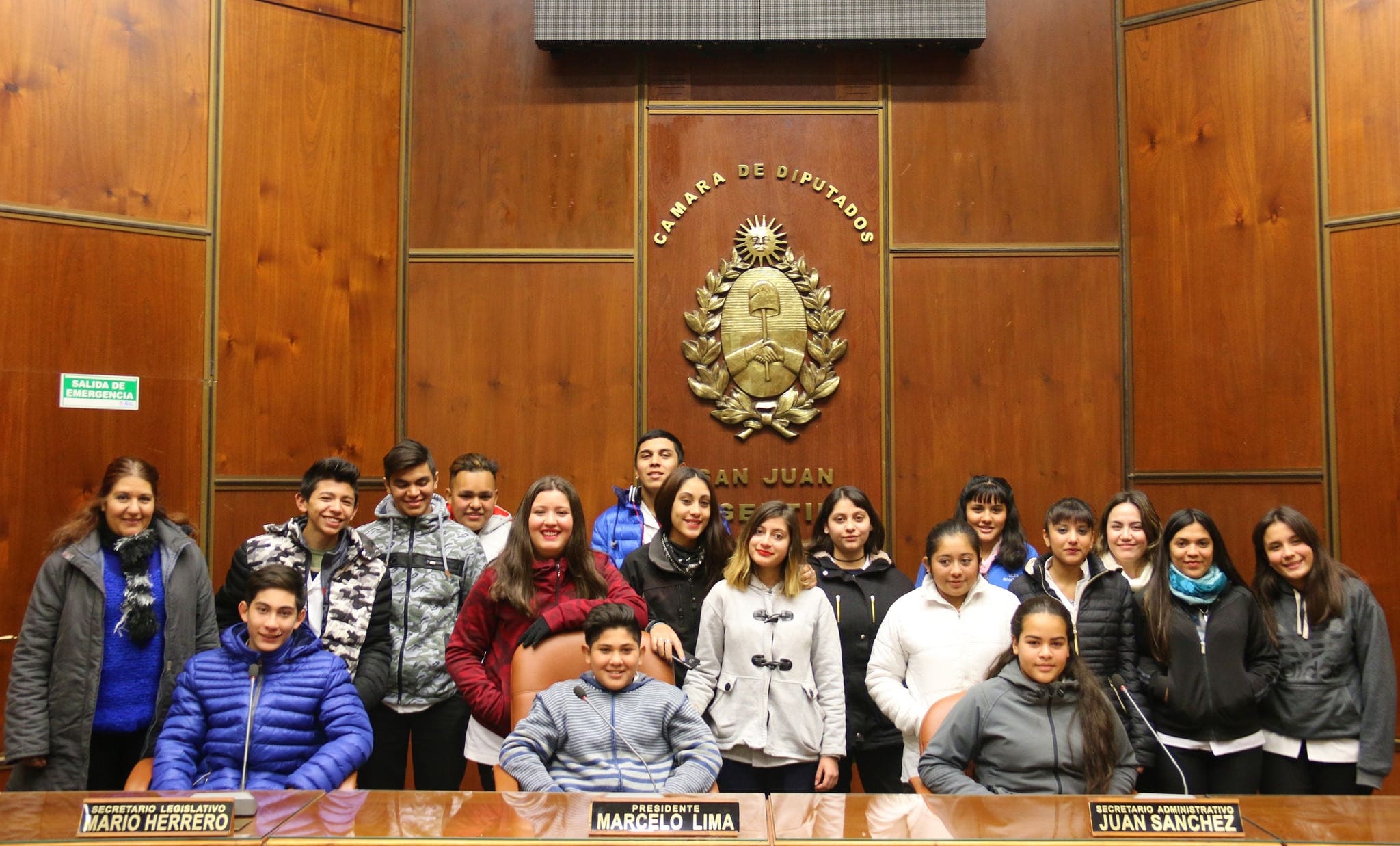 Alumnos y docentes de la escuela "Presidente Avellaneda" en la Cámara de Diputados. 