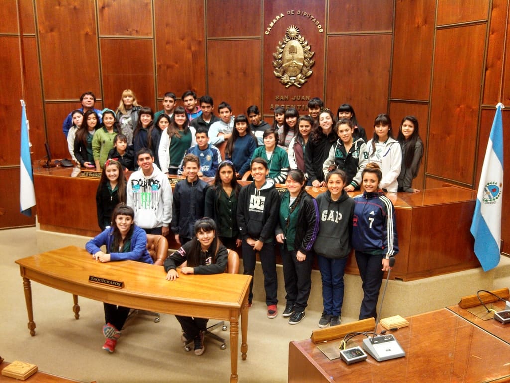 Estudiantes de tercer año de la escuela Arturo Illia presentes en la Legislatura. 