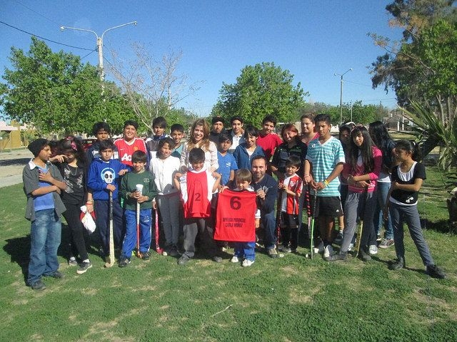Entrega de indumentaria deportiva a alumnos de Escuela de Hockey sobre Césped del barrio Los Andes, departamento Chimbas.