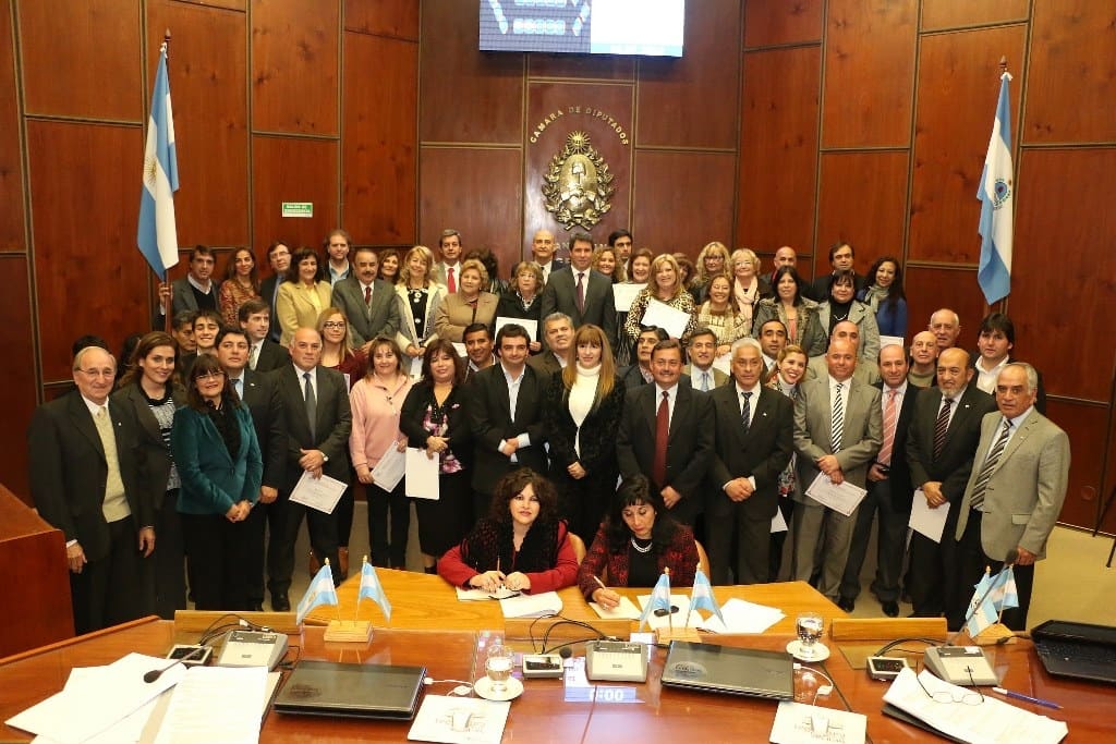 El vicegobernador Sergio Uñac junto a legisladores, la ministra de Educación, docentes, gremialistas y estudiantes quienes recibieron certificados por su participación y aportes a  la Ley de Educación.