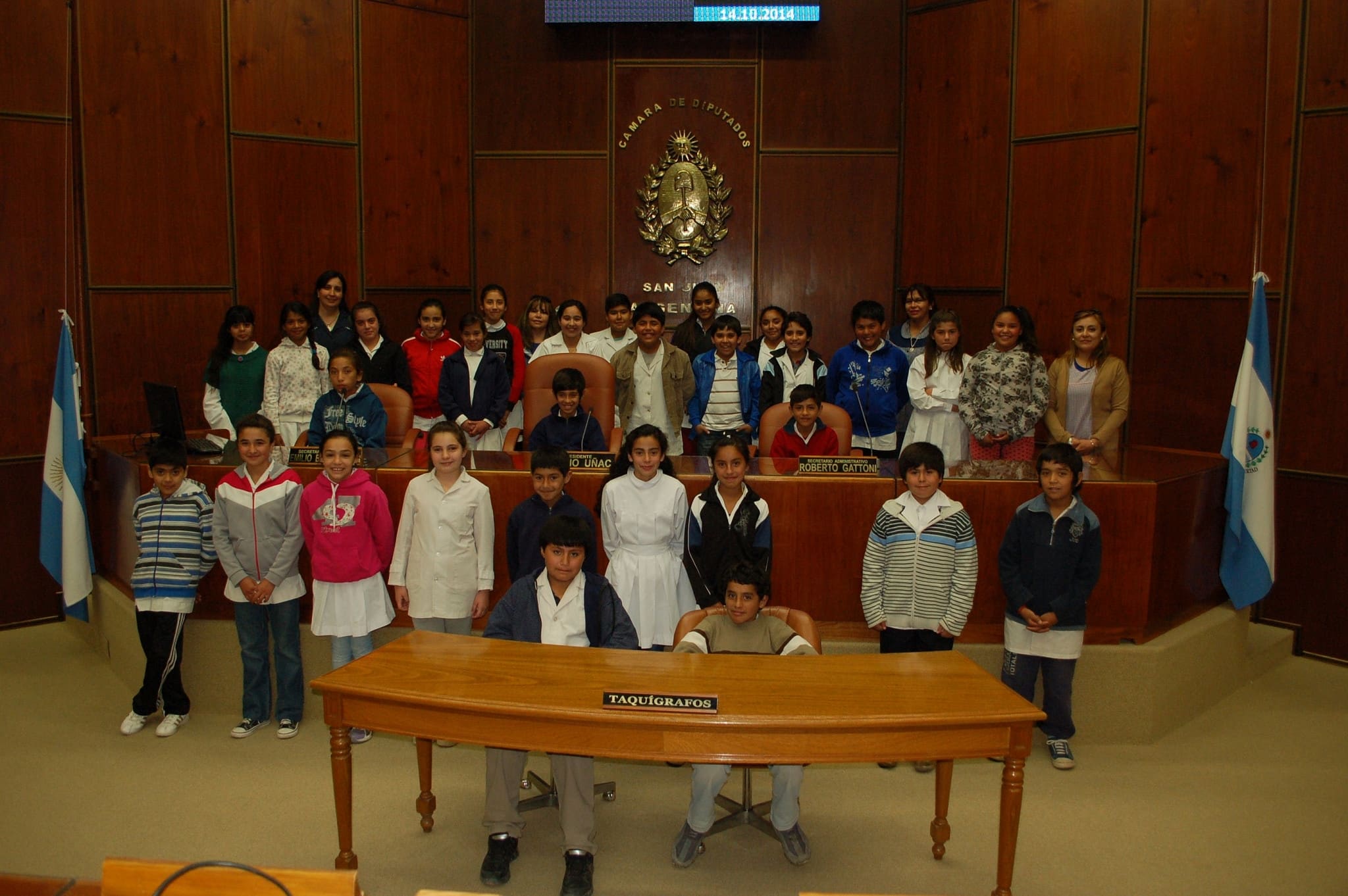 Alumnos y docentes de la Escuela Cirilo Sarmiento, departamento Angaco, presentes en la Legislatura provincial. 