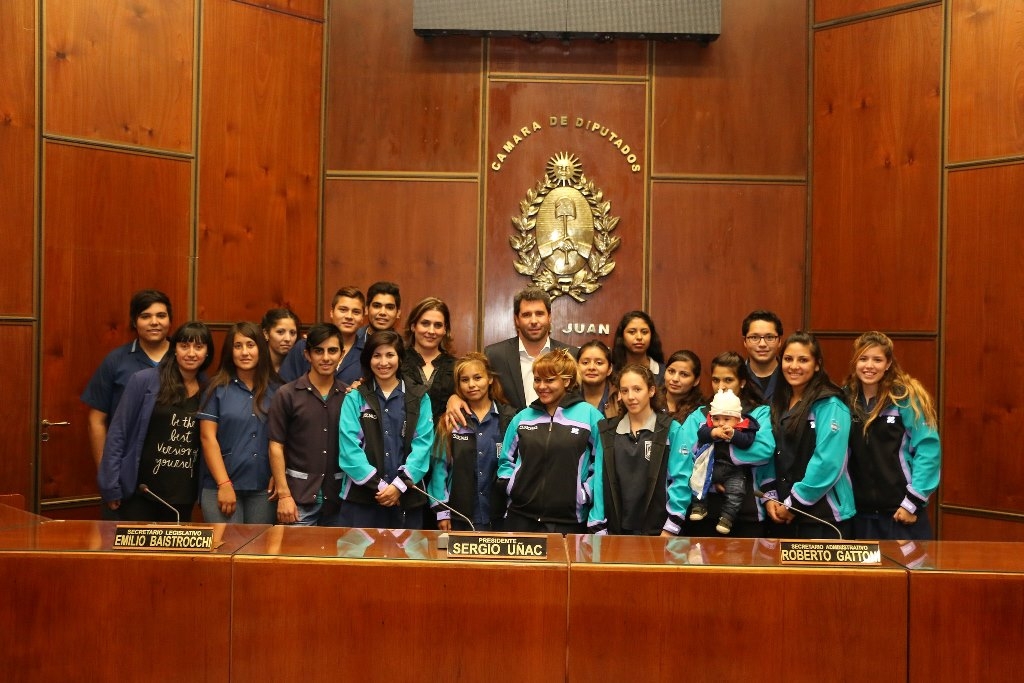 El vicegobernador Sergio Uñac y la diputada Marcela Monti recibieron en el recinto a estudiantes de la escuela José María Torres.