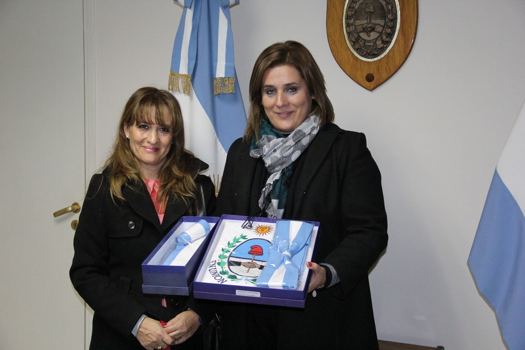La diputada Marcela Monti junto a la docente Silvia Romero de la escuela "Independencia Argentina". 