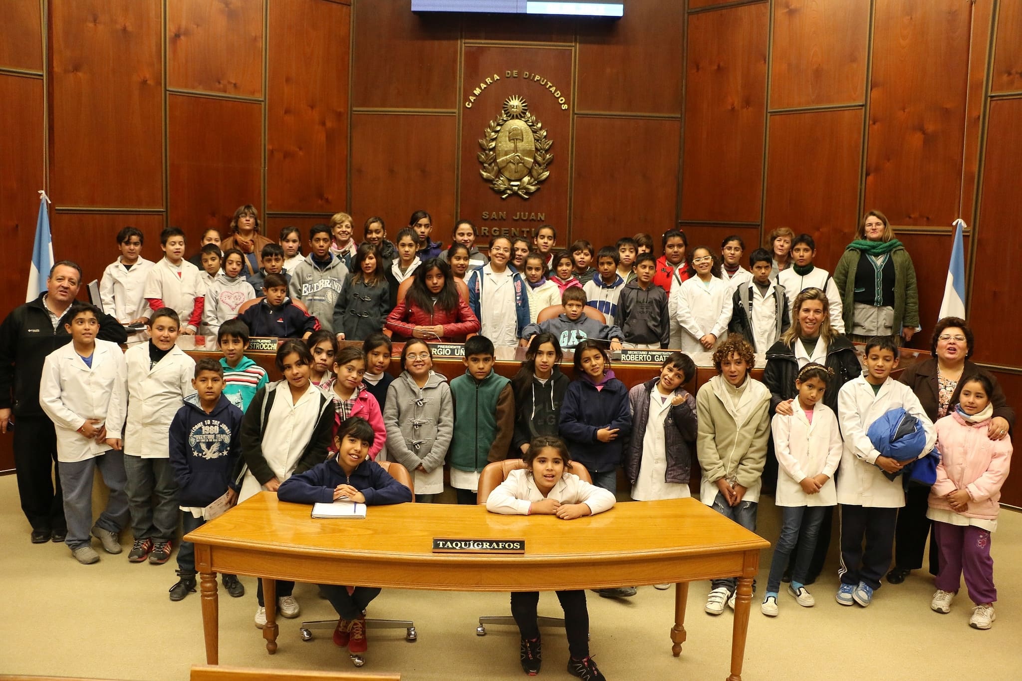 Alumnos y docentes de la escuela Balcarce, departamento Santa Lucía, presente en la Legislatura provincial. 