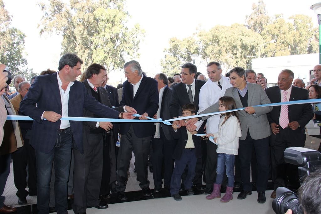 El vicegobernador Sergio Uñac junto al gobernador José Luis Gioja realizando el corte de cinta del nuevo hospital de Albardón.